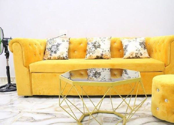 Bộ sofa vàng nổi bật đặt trên tầng hai là không gian quen thuộc để Bảo Lâm ngồi livestream. Ảnh: FBNV