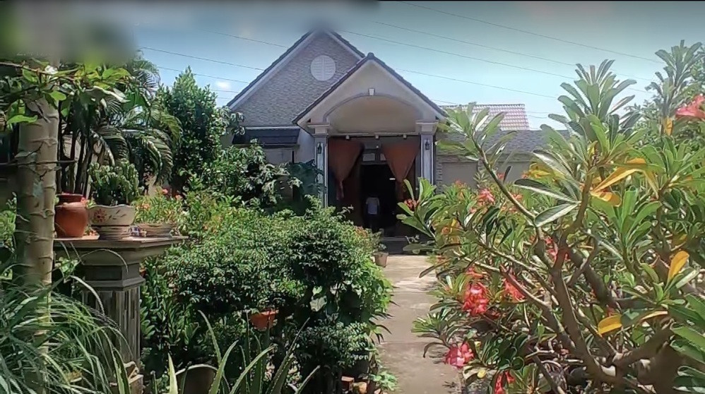 Lê Dương Bảo Lâm cũng khiến khán giản trầm trồ khi giới thiệu ngôi nhà khang trang, nhiều loại cây hoa của bố mẹ ở quê. Ảnh: chụp màn hình