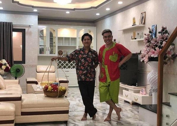 Bà xã danh hài Lê Dương Bảo Lâm còn khéo léo trang trí vài bình hoa tự làm khiến cho không gian trở nên nổi bật và ấm áp hơn. Ảnh: Lao động