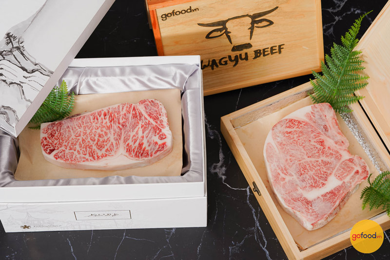 Những miếng thịt bò Kobe và Wagyu thượng hạng được đóng trong hộp gỗ sang trọng, thích hợp làm quà biếu. Ảnh: Gofood