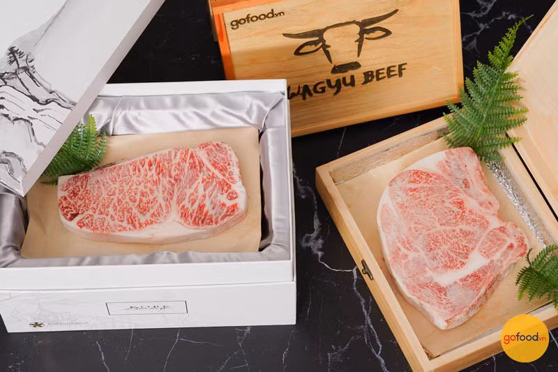 Những miếng thịt bò Kobe và Wagyu thượng hạng được đóng trong hộp gỗ sang trọng, thích hợp làm quà biếu. Ảnh: Gofood