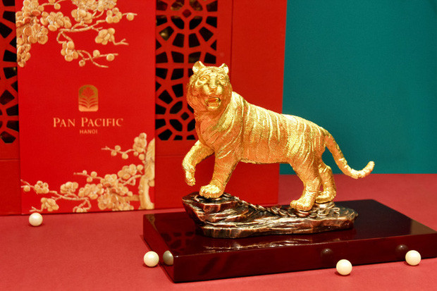 Mỗi hộp quà đều bao gồm rượu vang Pháp, trà, các loại bánh mứt có giá từ 1,48 - 5 triệu đồng. Ảnh: Pan Pacific Hanoi