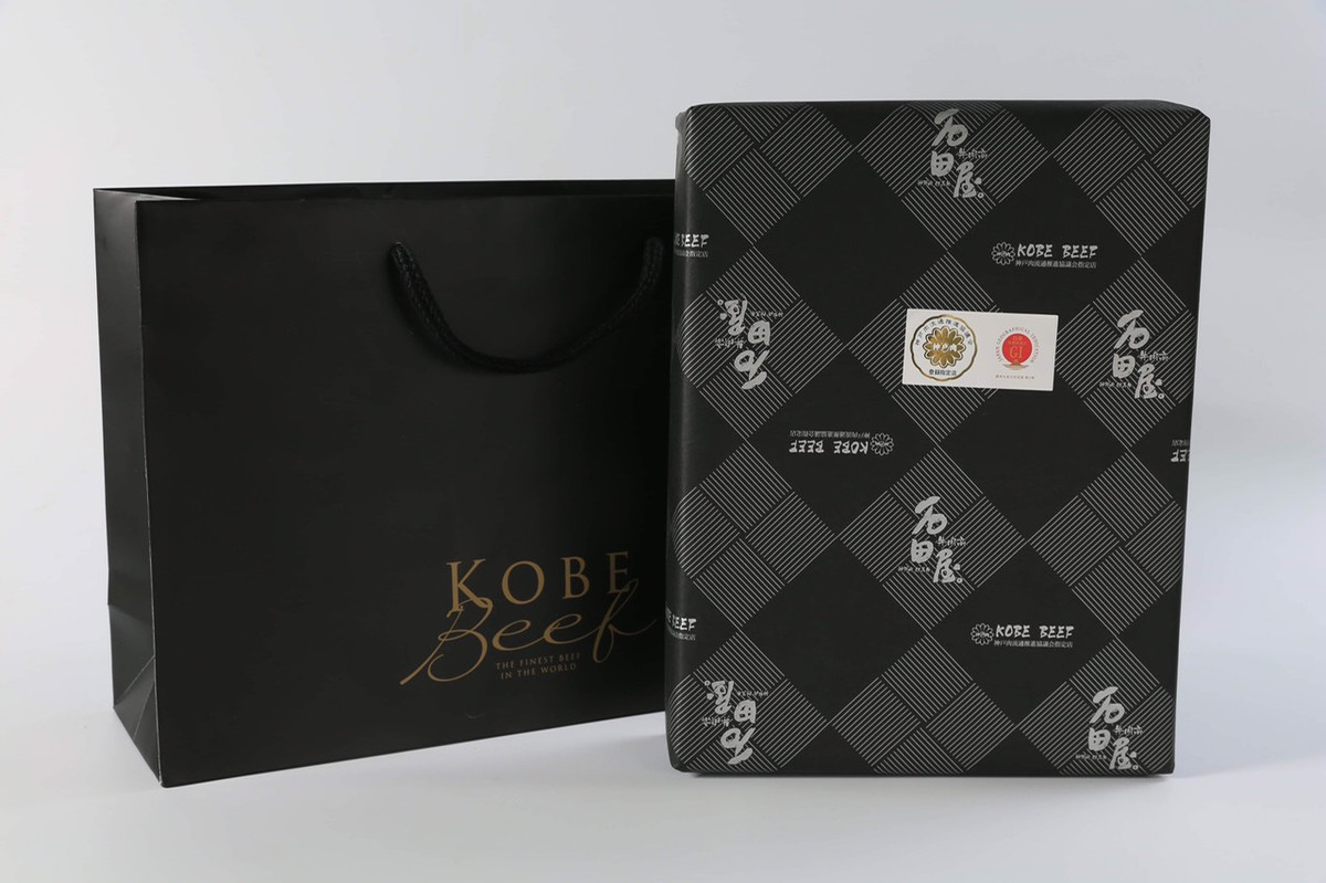 Hộp quà sức khở bò Kobe/Wagyu đang là sự lựa chọn của giới thượng lưu khi có giá từ 3-7 triệu đồng/hộp. Ảnh: Thitbowagyu.