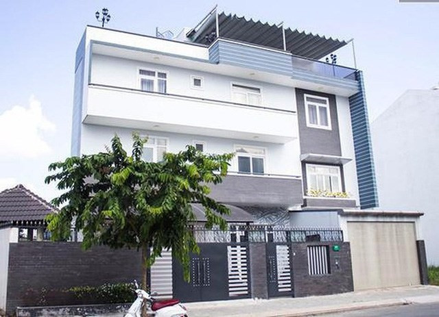 Biệt thự của NSƯT Kim Tử Long gồm 3 tầng, có bể bơi riêng và vườn rộng, có gắn camera giám sát và bảo vệ 24/24. Ảnh: Lao động