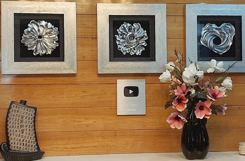 Nam nghệ sĩ trang trí không gian trong nhà bằng lọ hoa và tranh nghệ thuật. Ảnh: Vietnamnet