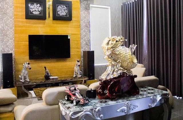 Khu trưng bày các giải thưởng, vật phong thủy. Ảnh: Lao động