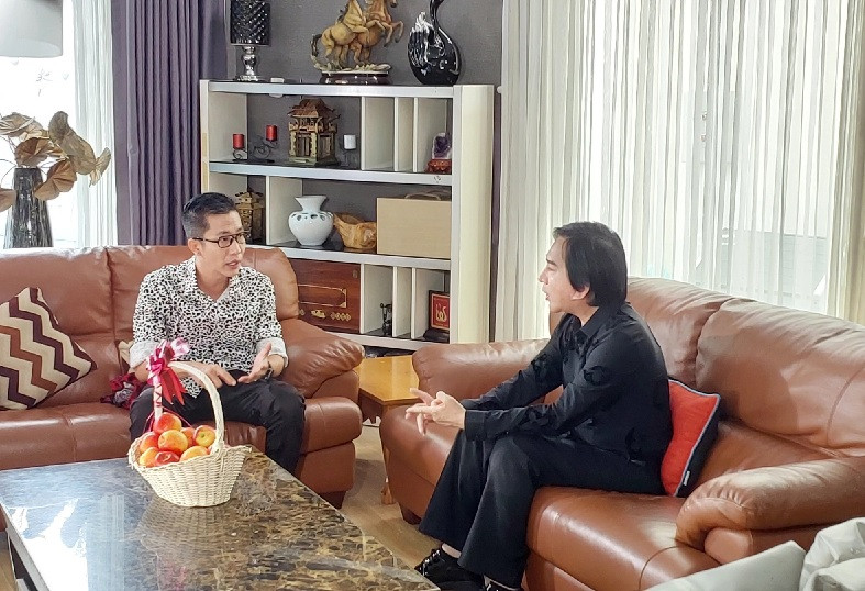 Trong phòng khách còn có sofa lớn và tủ nhỏ để trưng bày một số vật phẩm lưu niệm. Ảnh: Vietnamnet