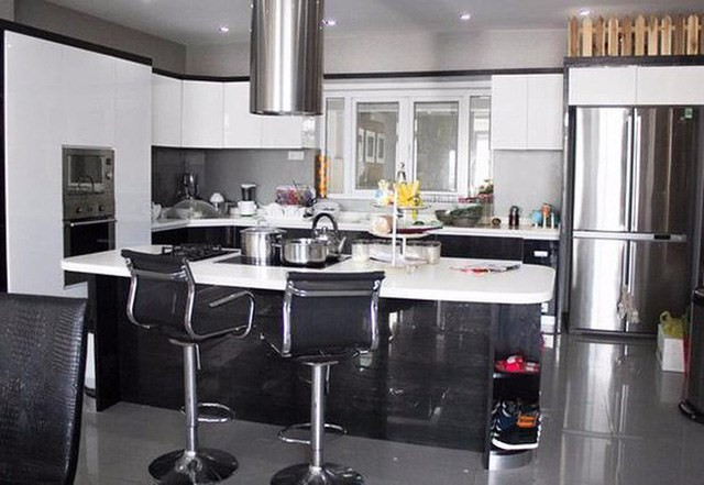 NSƯT Kim Tử Long thích nhất khu bếp tiện nghi, nhiều trang thiết bị hiện đại. Ảnh: Lao động