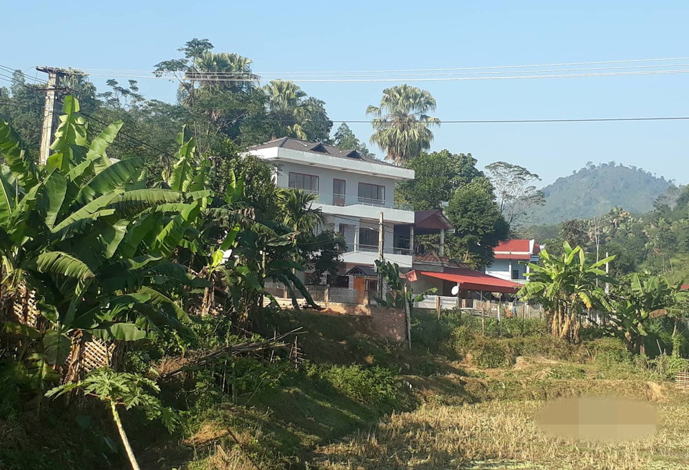 Xung quanh nhà có hàng rào và cổng kiên cố. Ảnh: Vietnamnet