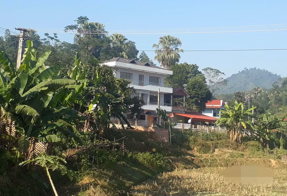 Xung quanh nhà có hàng rào và cổng kiên cố. Ảnh: Vietnamnet