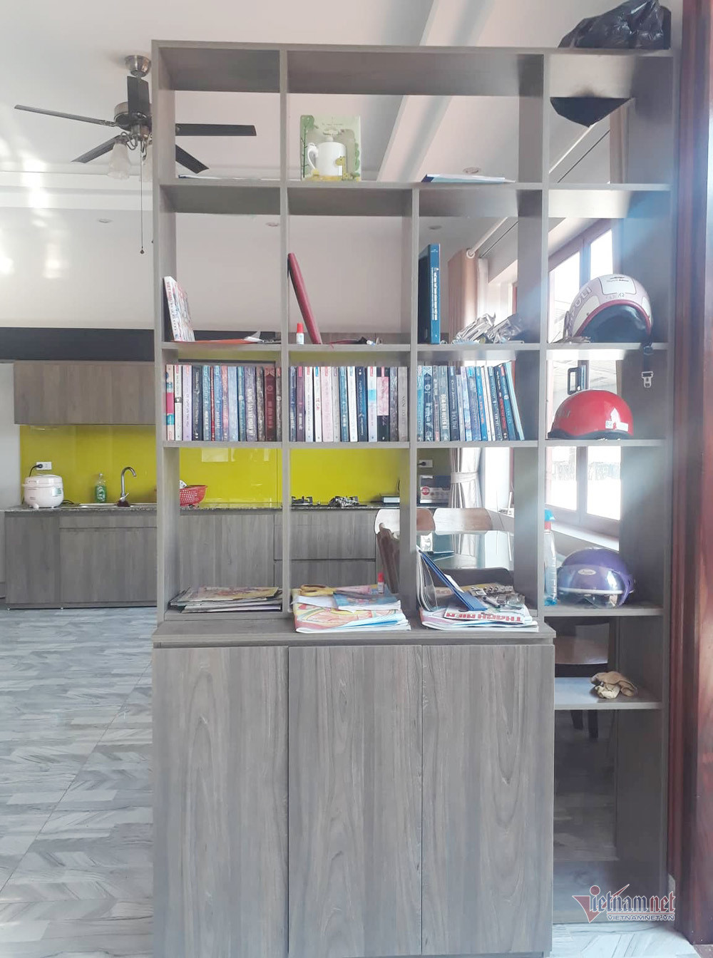 Ngăn giữa phòng khách và phòng ăn là một giá sách. Ảnh: Vietnamnet