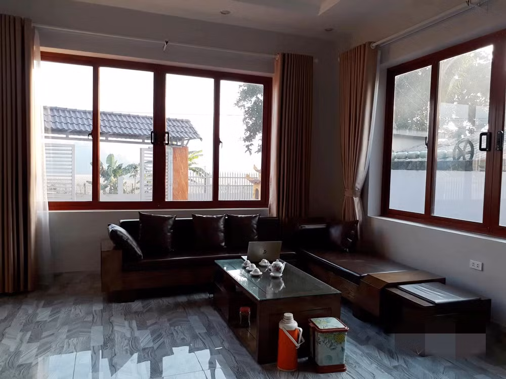 Nội thất trong nhà khá đơn giản. Tầng 1 là không gian phòng khách và nhà bếp. Ảnh: Vietnamnet