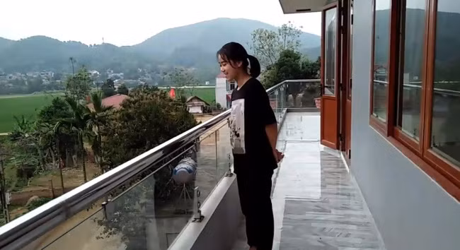 Các phòng mặt ngoài tầng 2 - 3 đều có ban công rộng rãi thư giãn. Ảnh: Facebook