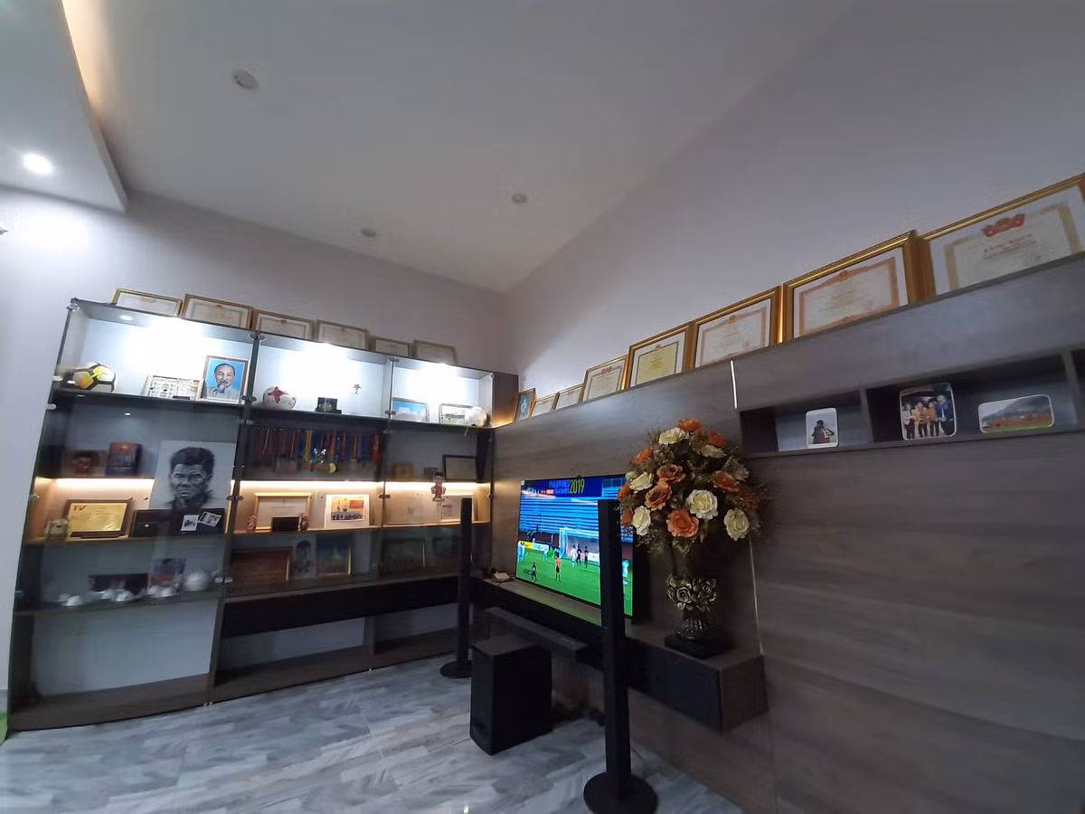 Phòng khách dành riêng một khoảng không gian nhỏ, đủ để Hà Đức Chinh lưu lại thành tích trong sự nghiệp bóng đá. Ảnh: Facebook
