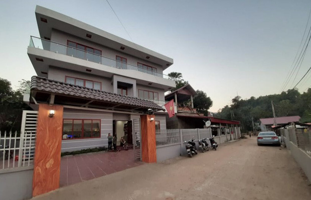 Sinh ra trong gia đình khó khăn, bố mất vì bệnh tật, Hà Đức Chinh trở thành trụ cột gia đình từ khi còn rất trẻ. Sau thời gian theo nghiệp cầu thủ, Đức Chinh đã tích lũy được một khoản tiền xây tặng mẹ căn nhà 3 tầng tại quê nhà Xuân Đài, Tân Sơn, Phú Thọ. ẢnhL Pháp luật &amp; Bạn đọc