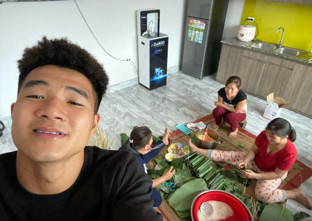 Trong nhà bếp, tiền đạo Hà Đức Chinh lắp đặt nội thất hiện đại, có tủ lạnh và máy lọc nước xịn sò. Ảnh: Facebook