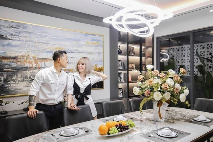 Sau khi kết hôn, Lê Hoàng The Men cùng bà xã Việt Huê đã tậu được một căn biệt thự có diện tích lên đến 1000 m2. Ảnh: FB Le Pham Hoang