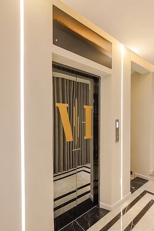 Thang máy cũng được điều khiển bằng giọng nói. Ảnh: FB Le Pham Hoang