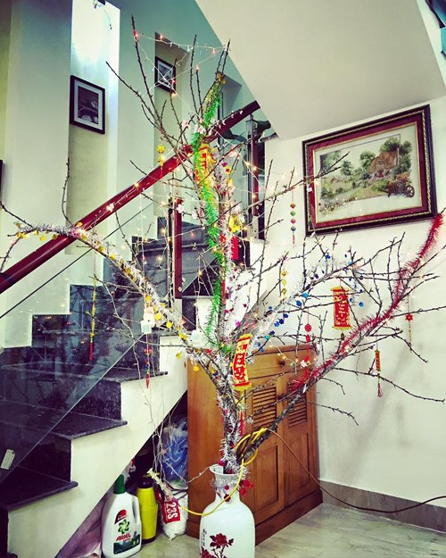 Cầu thang hiện đại với lan can kính trong suốt. Ảnh: Lao động