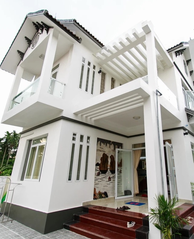Căn nhà 2 tầng thiết kế hiện đại với màu trắng bắt mắt. Ảnh: Tri thức trẻ