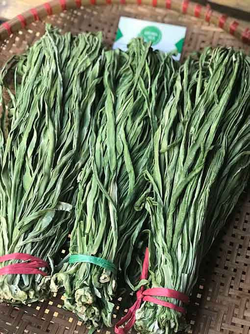  Loại rau này có thân lá mềm nhưng dai, có kích thước cỡ thường bằng ngón tay út hoặc có thể to hơn. Ảnh: NongsanDungHa