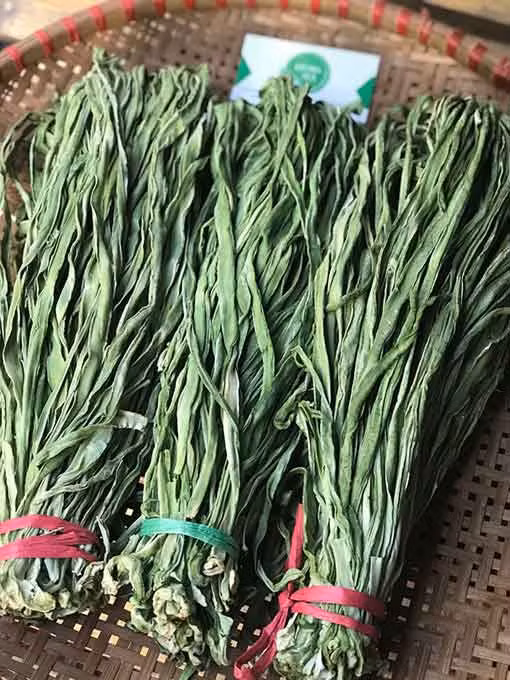  Loại rau này có thân lá mềm nhưng dai, có kích thước cỡ thường bằng ngón tay út hoặc có thể to hơn. Ảnh: NongsanDungHa