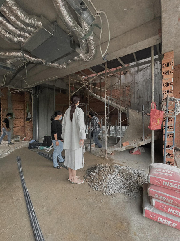 Hình ảnh bên trong căn biệt thự đang hoàn thiện cũng được siêu mẫu Thanh Hằng hé lộ trên trang cá nhân.