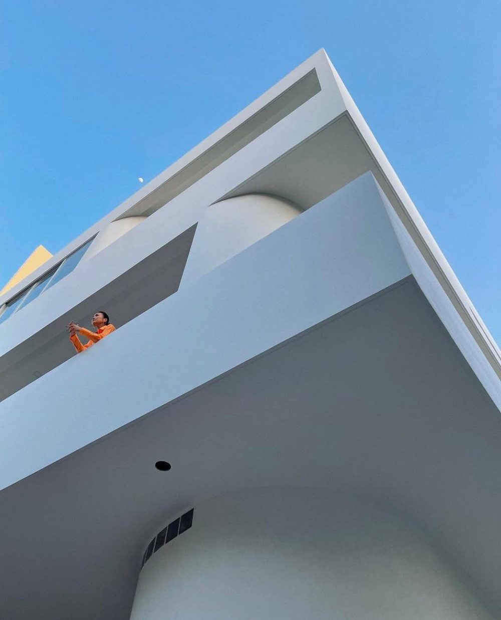 Toà nhà cao rộng khiến mọi người liên tưởng tới một toà lâu đài nguy nga, hoành tráng.