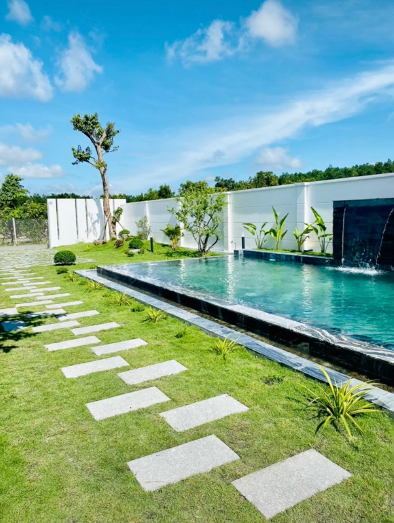 Trong khuôn viên biệt thự còn có bể bơi lớn. Ảnh: TikTok