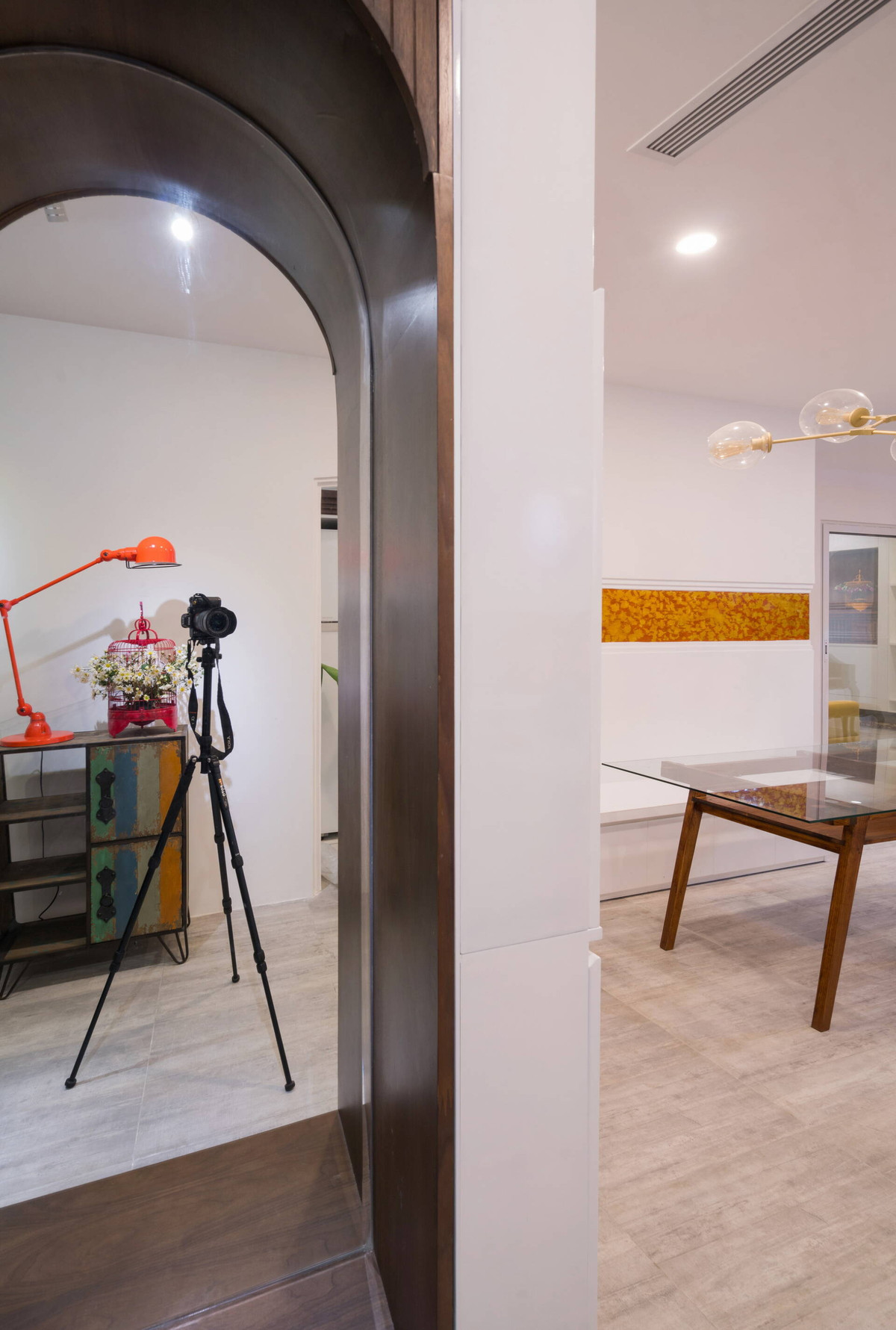 Vẻ đẹp văn hóa Việt được nhấn nhá rõ nét qua những chi tiết như gỗ mộc, cửa vòm, sơn mài, hoa văn trang trí truyền thống xuyên suốt không gian...Ảnh: Happynest