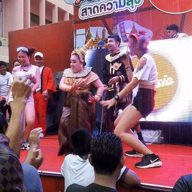 Cũng trong thời gian này, dân tình liên tục bắt gặp nữ tỷ phú phải đi làm những công việc kiếm ăn ít ỏi. Thậm chí, Leena Jung không ngần ngại livestream bán hàng online, nhảy phụ hoạ mua vui giữa phố...