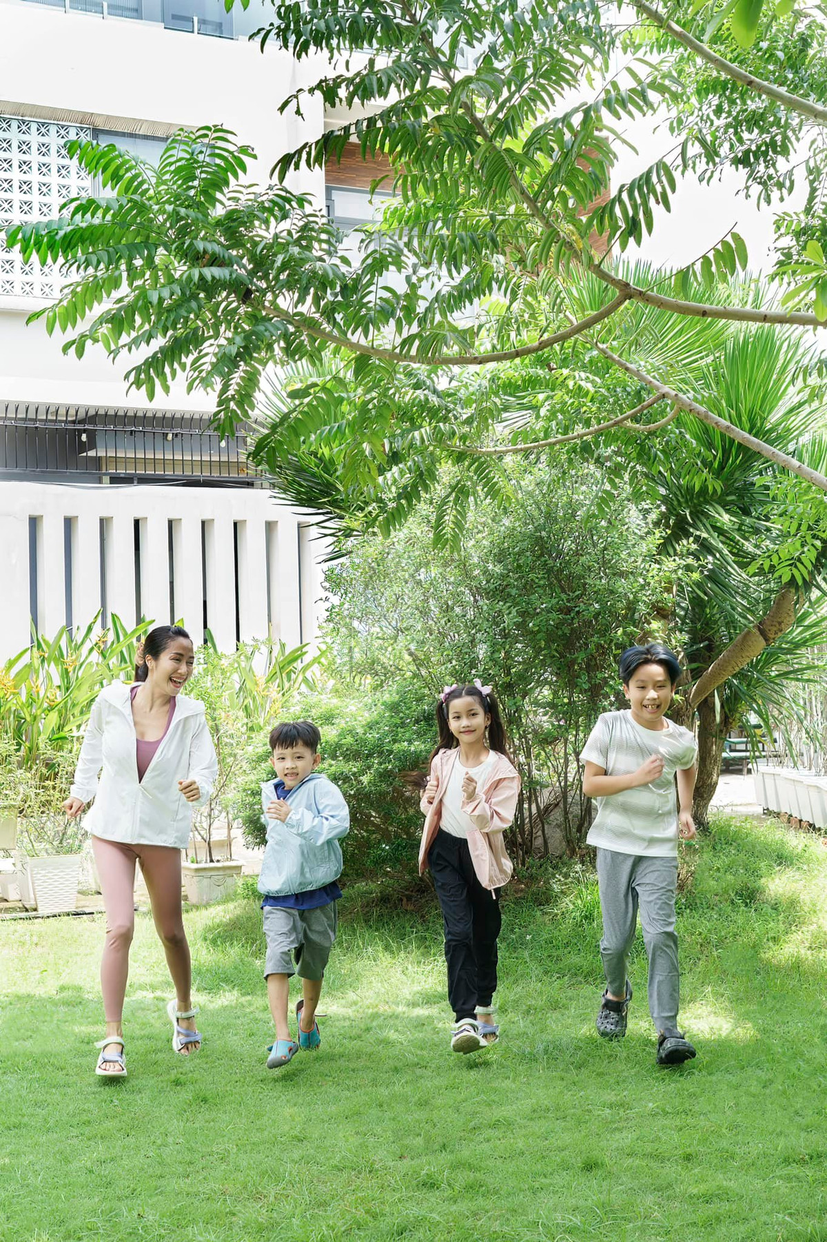 Ngoài đóng phim, diễn kịch, Ốc Thanh Vân còn được biết đến với vai trò MC trong nhiều chương trình truyền hình. Nữ diễn viên đang có cuộc sống hạnh phúc trong căn biệt thự xanh mướt giữa Sài Gòn.