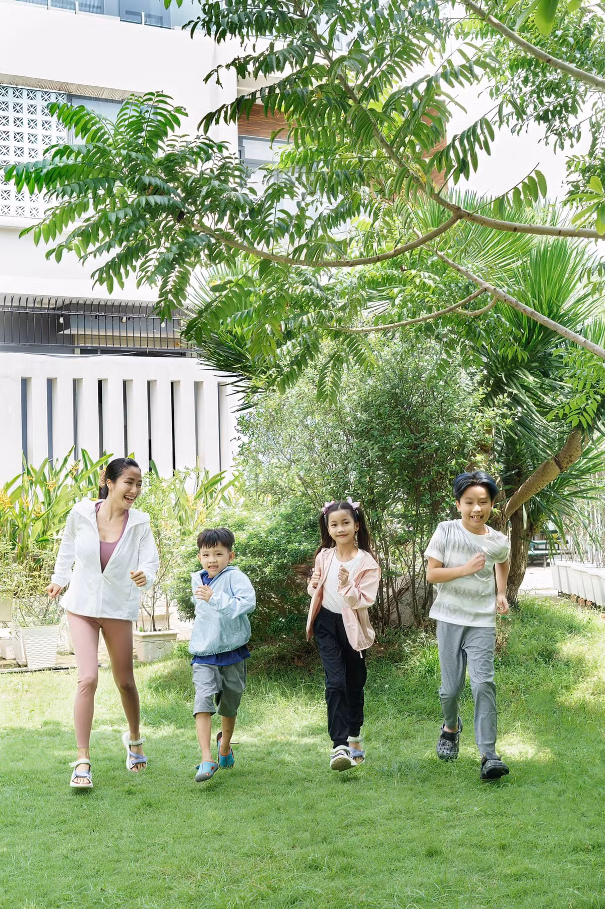 Ngoài đóng phim, diễn kịch, Ốc Thanh Vân còn được biết đến với vai trò MC trong nhiều chương trình truyền hình. Nữ diễn viên đang có cuộc sống hạnh phúc trong căn biệt thự xanh mướt giữa Sài Gòn.