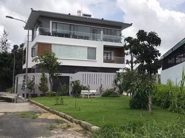 Căn biệt thự của Ốc Thanh Vân rộng rãi, trong lành và có nhiều không gian cho các con vui đùa.