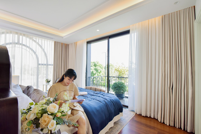 Không gian phòng ngủ thoáng đãng, ngập ánh sáng. Nguồn ảnh: FBNV