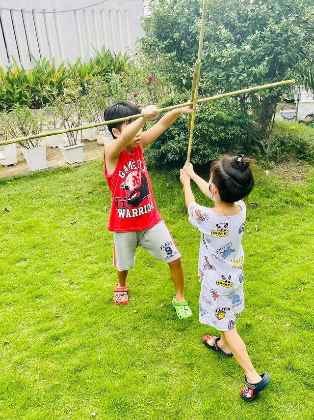 Các con nữ MC thoải mái vui chơi trong khuôn viên biệt thự.