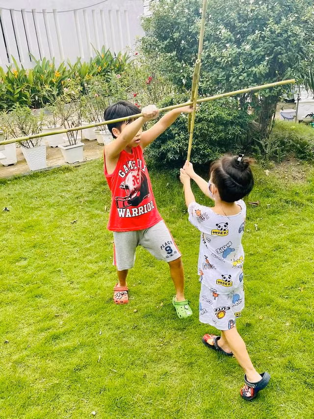 Các con nữ MC thoải mái vui chơi trong khuôn viên biệt thự.