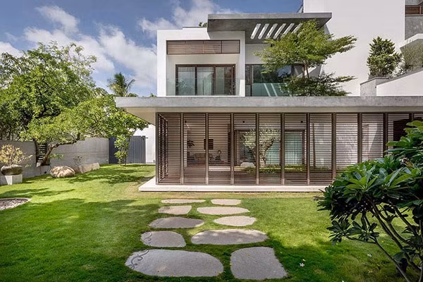 Không gian sân vườn xanh thoáng giúp mẫu thiết kế biệt thự mini trông hấp dẫn và thu hút hơn. Ảnh: Wedo