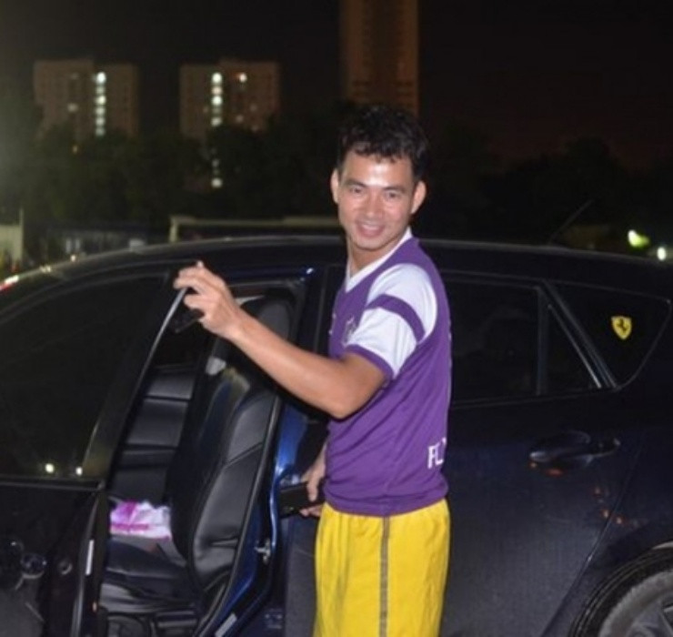 Bên cạnh đó, nghệ sĩ Xuân Bắc còn sở hữu chiếc Mazda3 màu xanh đậm. Ảnh: Dân Việt