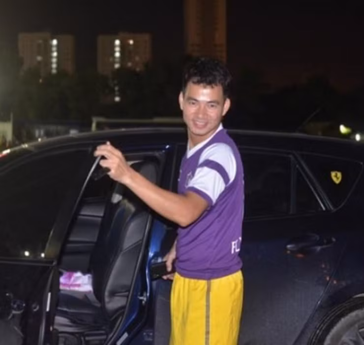 Bên cạnh đó, nghệ sĩ Xuân Bắc còn sở hữu chiếc Mazda3 màu xanh đậm. Ảnh: Dân Việt