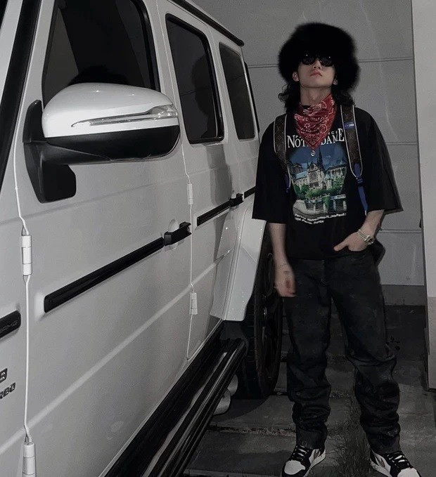 Đây là nơi nam ca sĩ thuê để sinh sống và làm việc, nằm trong một khu dân cư khép kín với đầy đủ tiện nghi hiện đại. Ảnh: Facebook