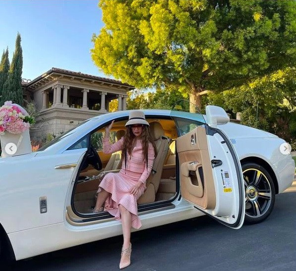 Nữ tỷ phú Mimi Morris dành rất nhiều tình cảm cho thương hiệu xe siêu sang tới từ Anh Quốc. Trên trang Instagram cá nhân, cô thường xuyên đăng tải những hình ảnh cùng gia đình bên những chiếc Rolls-Royce. Ảnh: Instagram