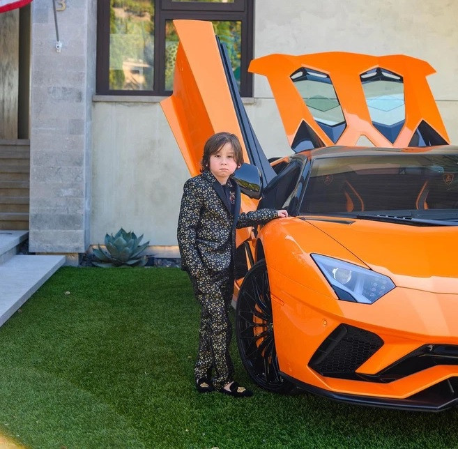 Thiếu gia út nhà Morris được mẹ "phủ" hàng hiệu từ đầu đến chân. Ảnh: Instagram