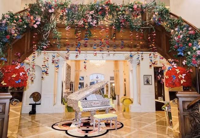 Biệt thự của Mimi Morris còn thường xuyên được phủ kín bằng hoa tươi, trông y hệt như một khu vườn khổng lồ. Ảnh: FBNV