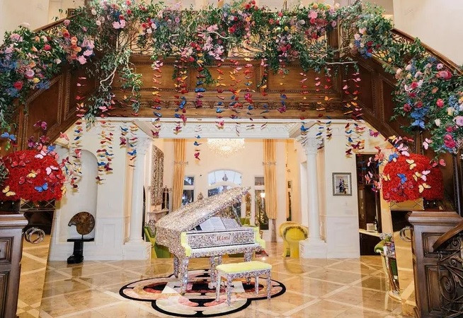 Biệt thự của Mimi Morris còn thường xuyên được phủ kín bằng hoa tươi, trông y hệt như một khu vườn khổng lồ. Ảnh: FBNV