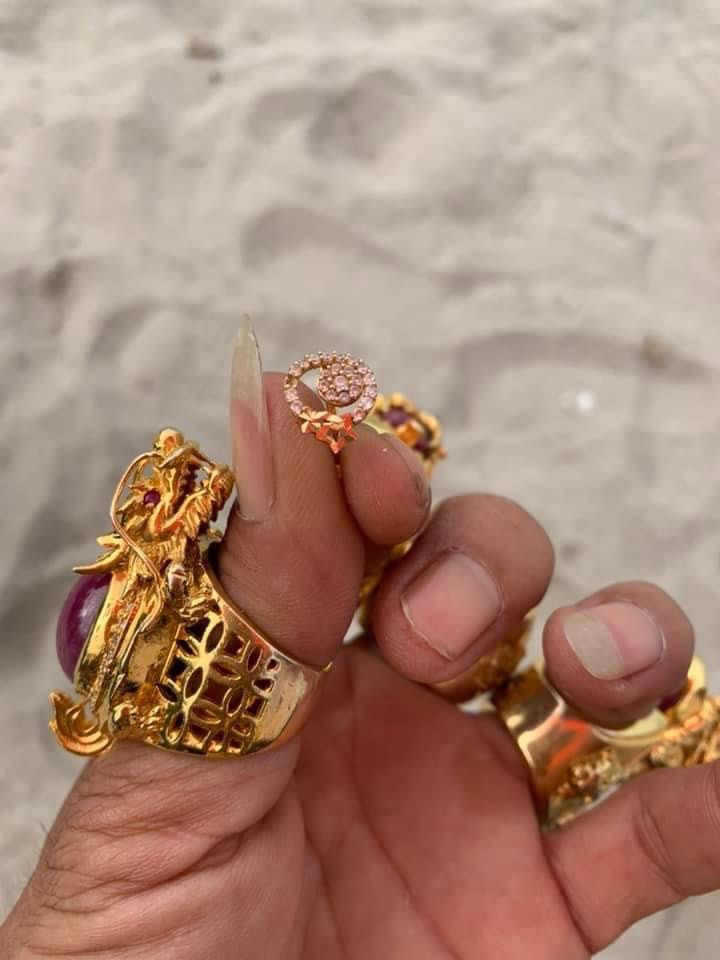 Tổng cộng số vàng anh đeo trên người lên đến hơn 2 kg (khoảng 50 lượng vàng. Ảnh Facebook