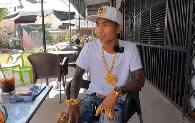 Vị đại gia dát vàng trên người này là anh Trần Đức Lợi (hay gọi là Đức Lợi Trần, 39 tuổi, ở An Giang). Ảnh chụp màn hình