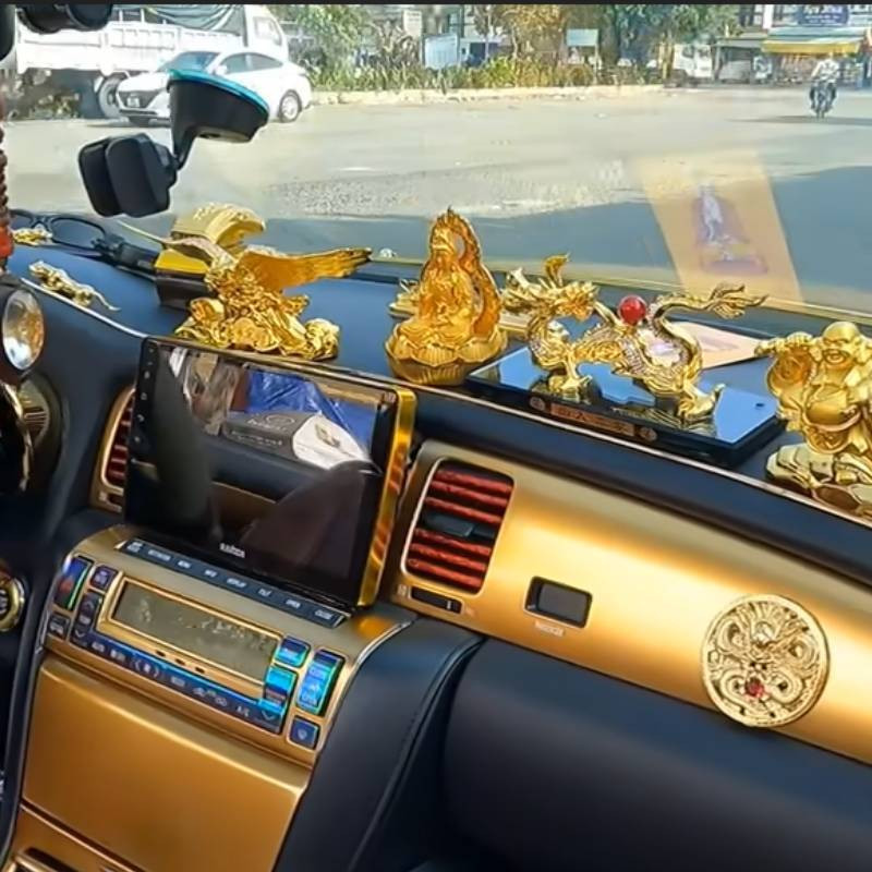 Nội thất bên trong xe cũng đều được trang trí màu vàng. Ảnh: Chụp màn hình