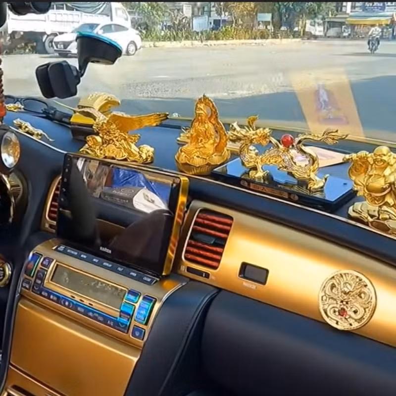 Nội thất bên trong xe cũng đều được trang trí màu vàng. Ảnh: Chụp màn hình