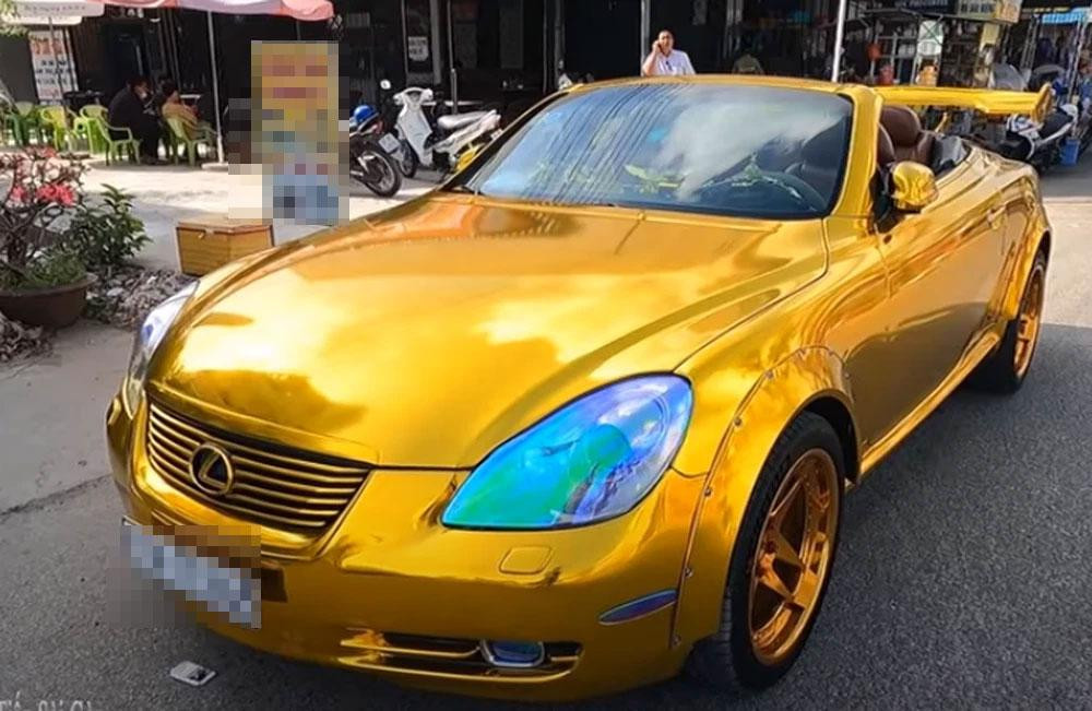 Ngoài trang sức bằng vàng, đại gia miền Tây này thể hiện độc chịu chơi khi mạ vàng cho chiếc xế hộp của mình. Ảnh chụp màn hình